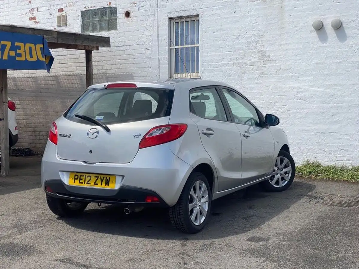 2012-mazda-mazda2-15-ts2-big-8