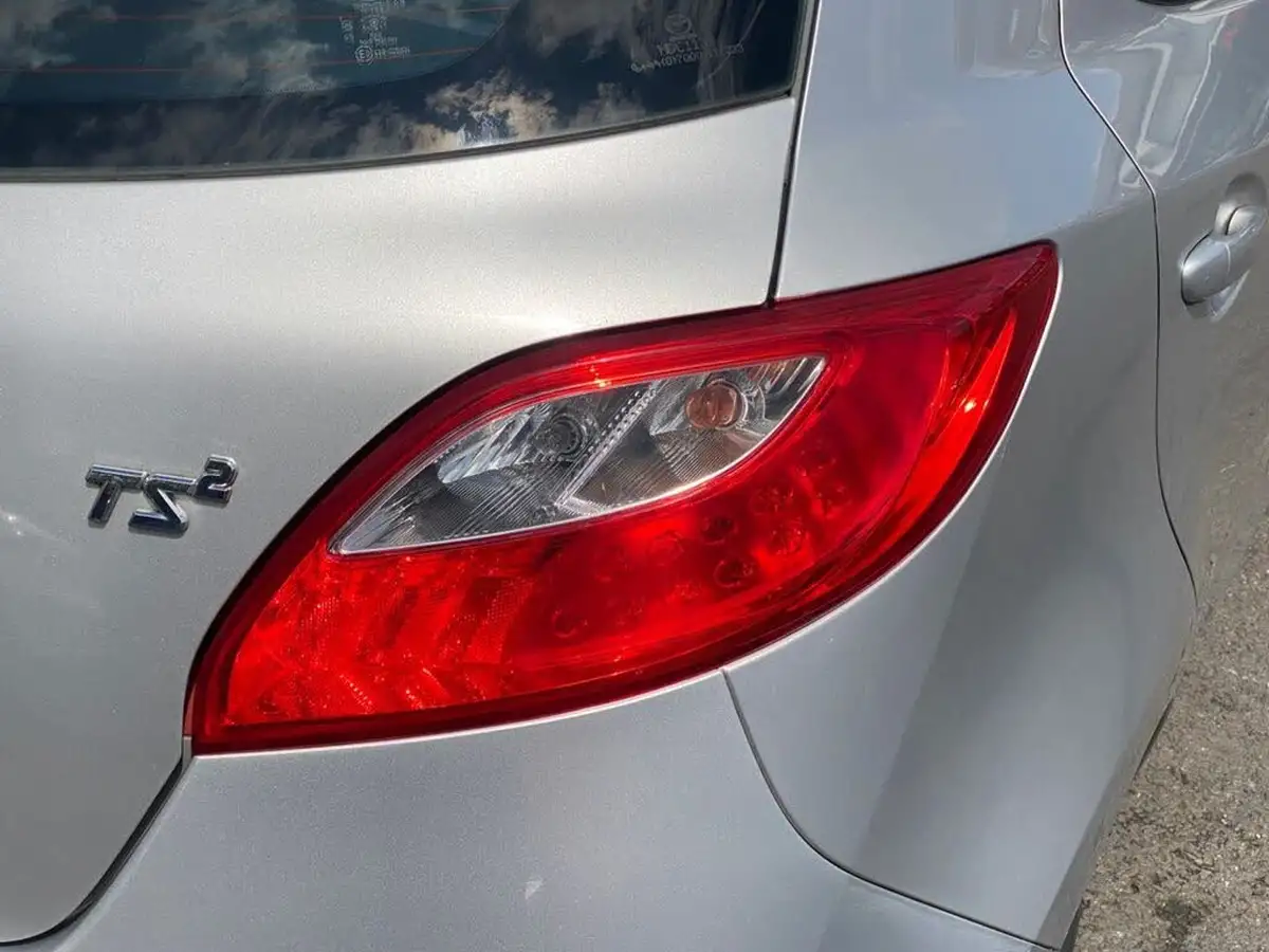 2012-mazda-mazda2-15-ts2-big-32