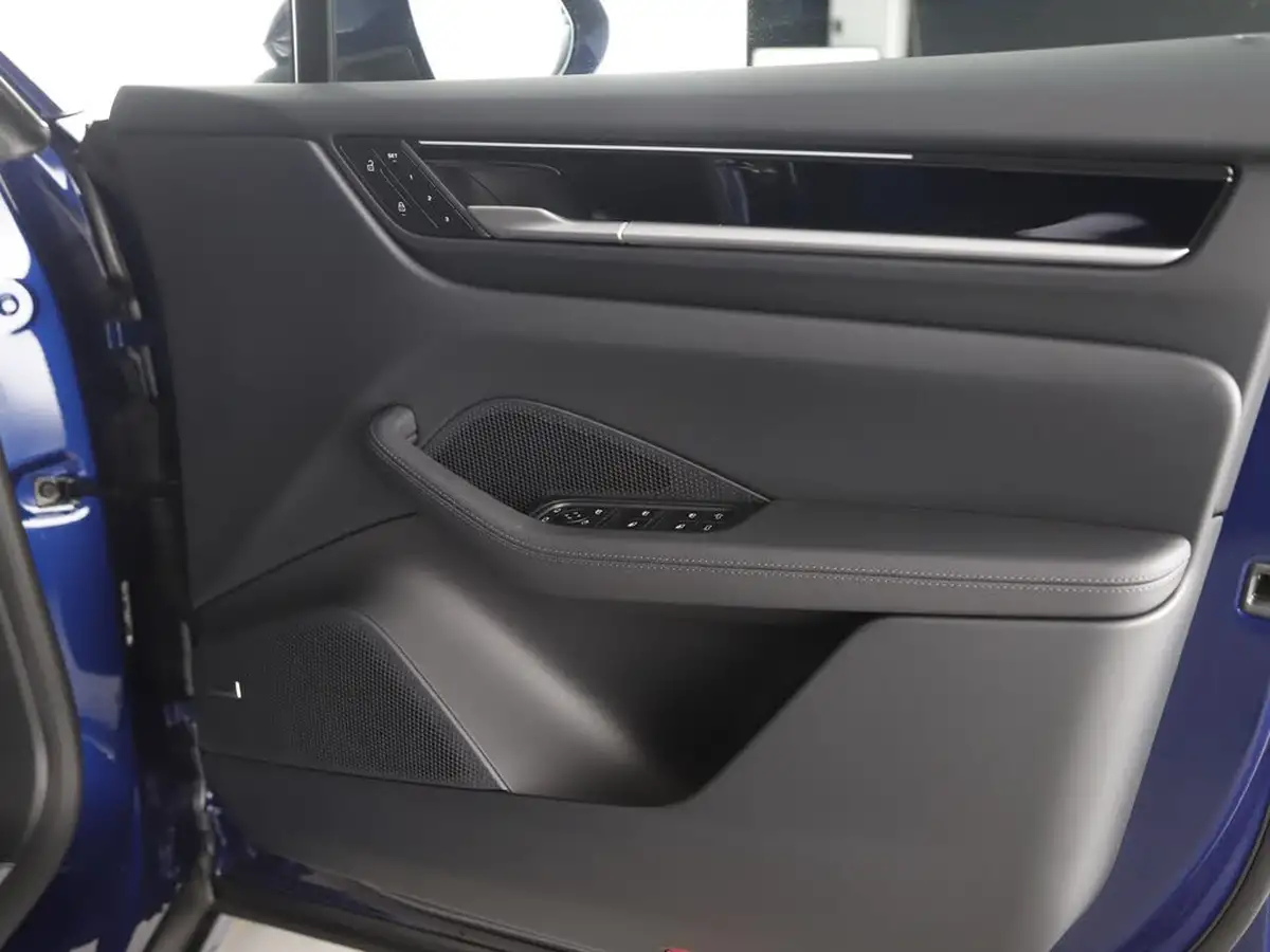 2025-porsche-macan-e-electric-big-32