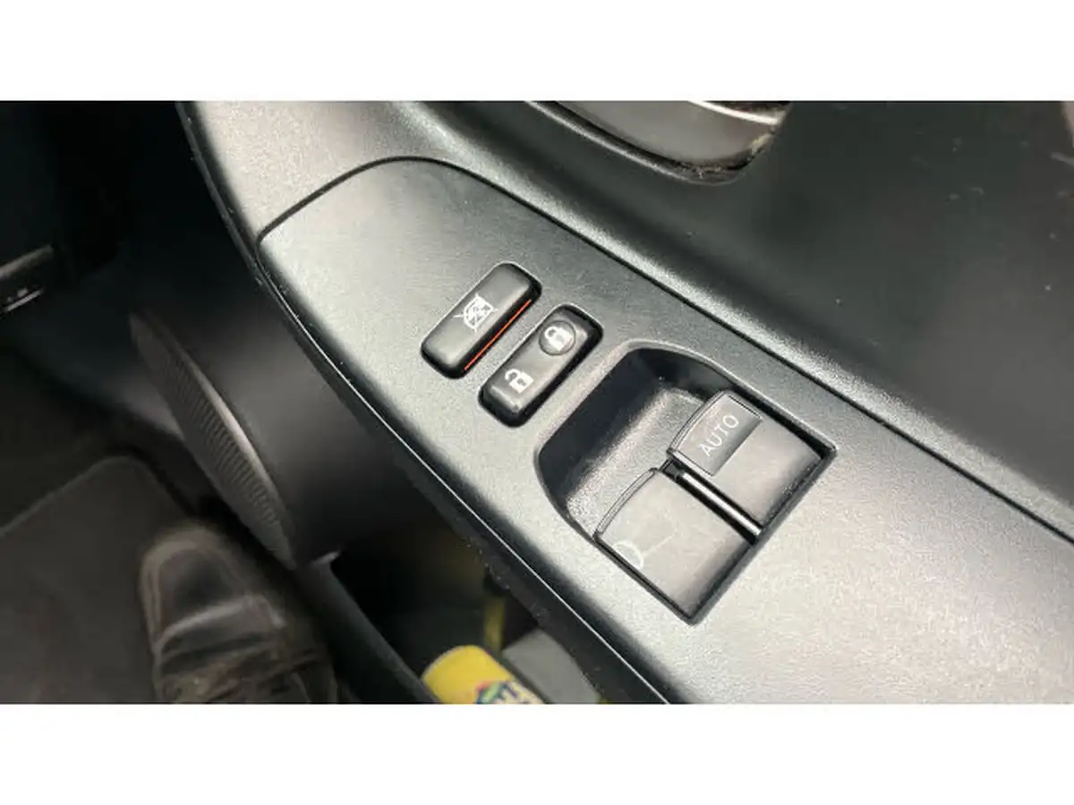2016-toyota-yaris-133-icon-vvt-i-5d-big-26