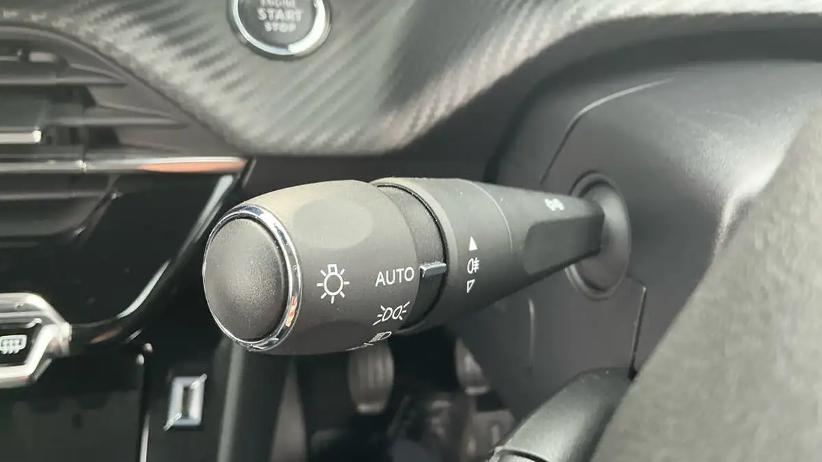 2021-peugeot-208-12-puretech-allure-premium-100bhp-big-26