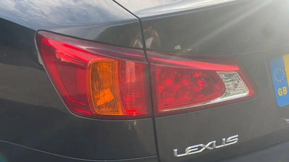 2010-lexus-is-250-25-se-i-dab-saloon-4d-auto-big-18