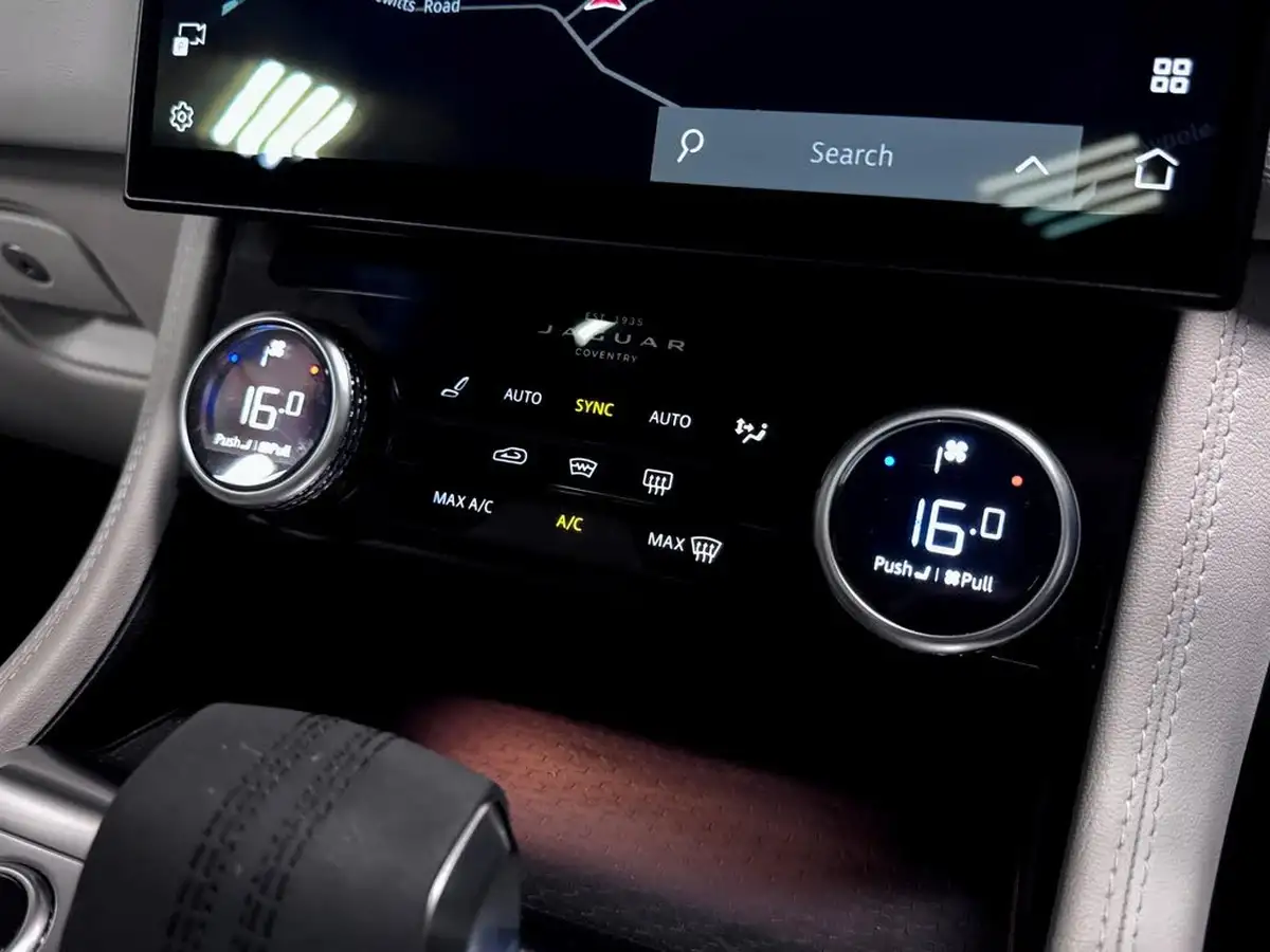 2022-jaguar-f-pace-20-d200-r-dynamic-black-big-36