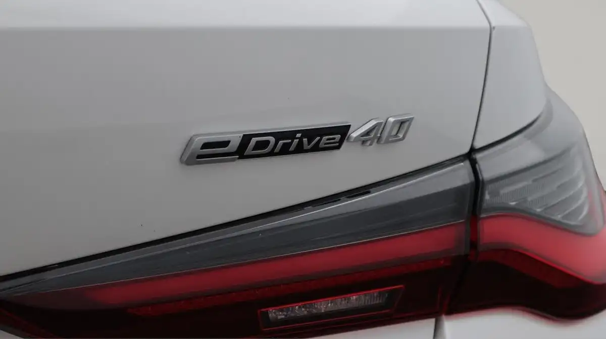 2022-bmw-i4-e-edrive40-m-sport-big-23