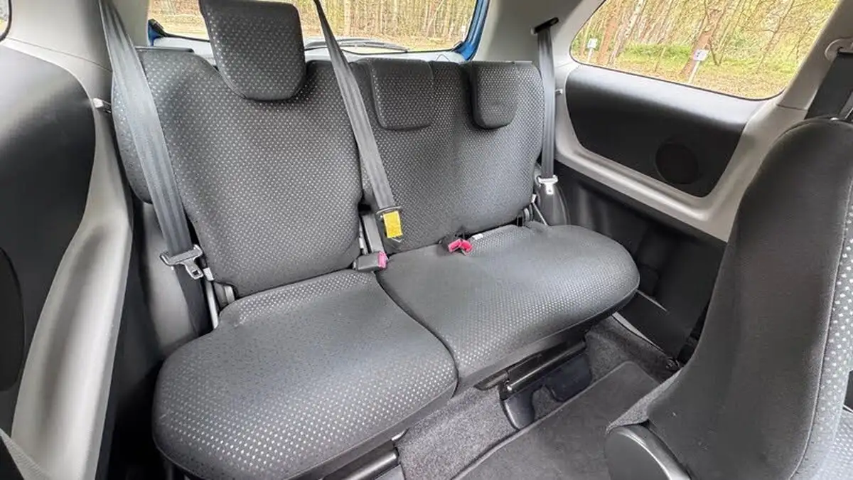 2010-toyota-yaris-10-tr-3d-big-4