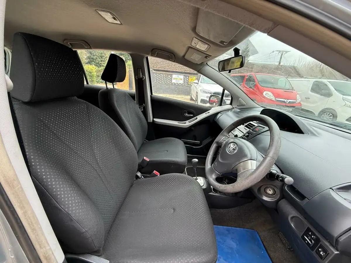 2011-toyota-yaris-133-tr-vvt-i-5d-mmt-big-11