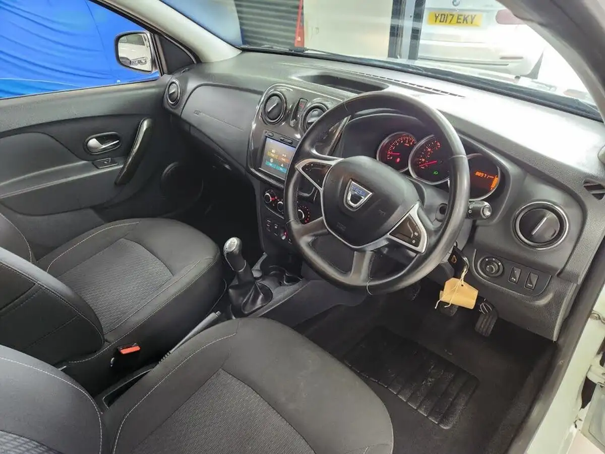 2017-dacia-sandero-15dci-laureate-big-16