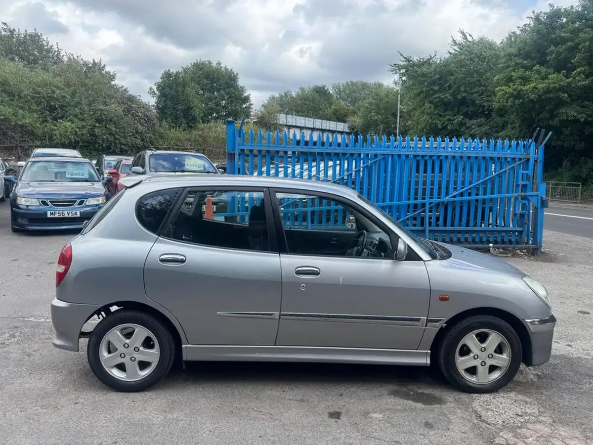 2002-daihatsu-sirion-13-f-speed-big-2