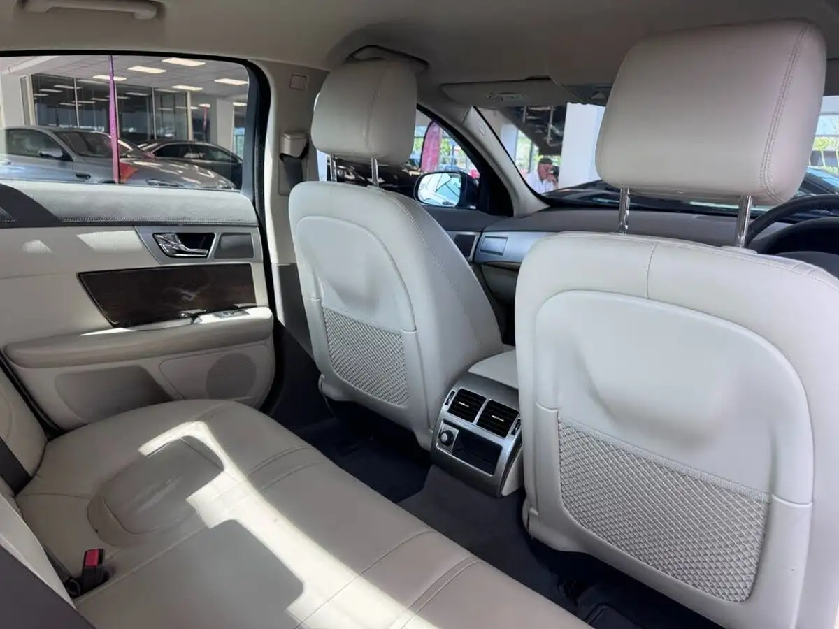 2014-jaguar-xf-30td-premium-luxury-saloon-4d-big-18