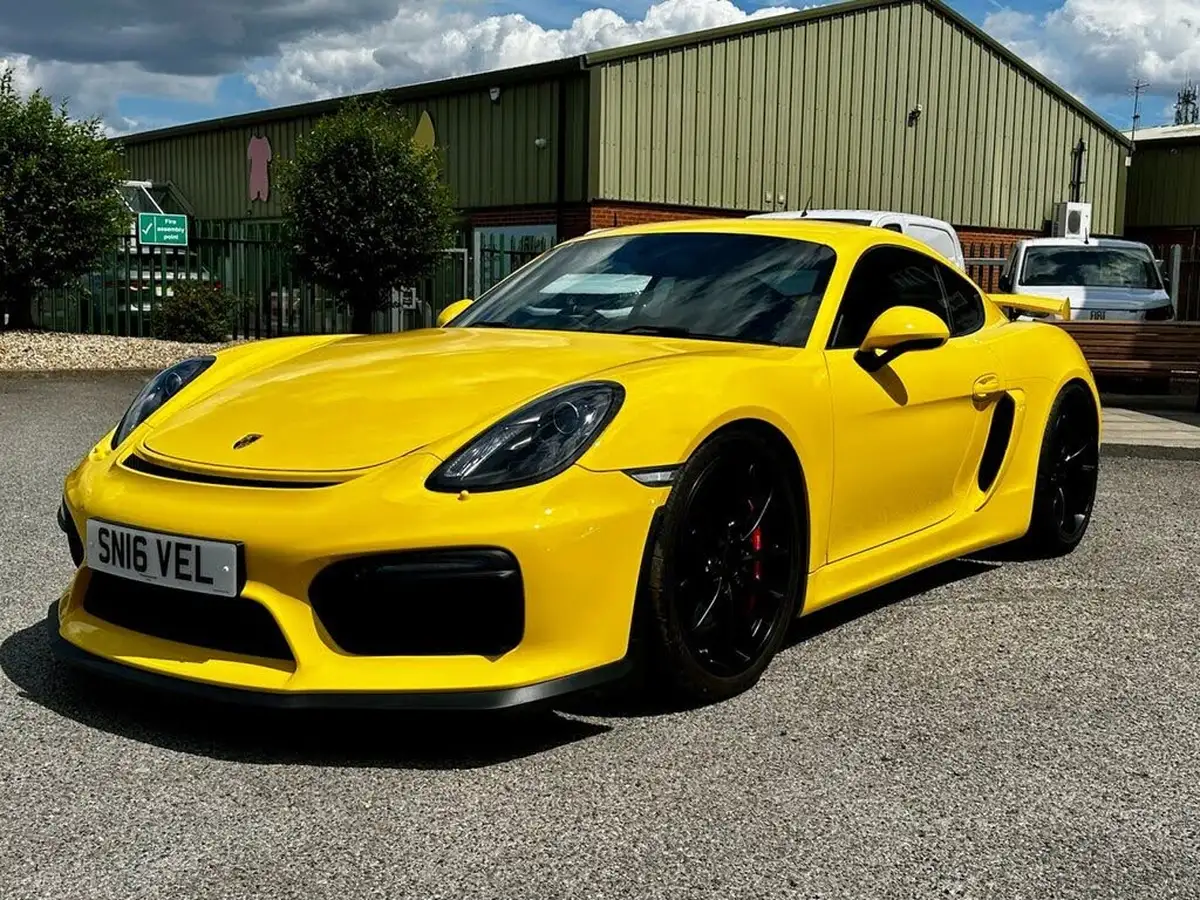 2016-porsche-cayman-38-gt4-big-2