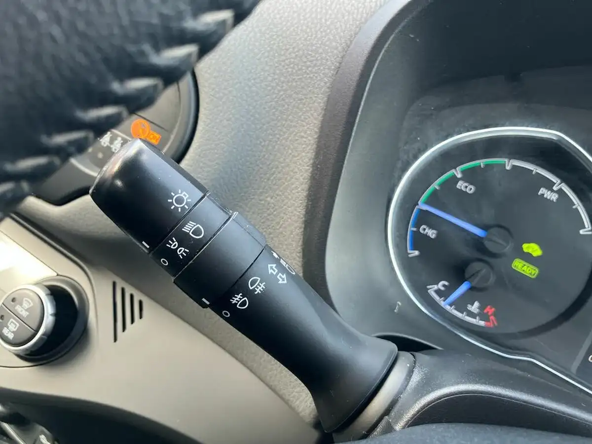 2019-toyota-yaris-15-vvt-i-icon-tech-98bhp-hybrid-1497cc-e-cvt-big-24