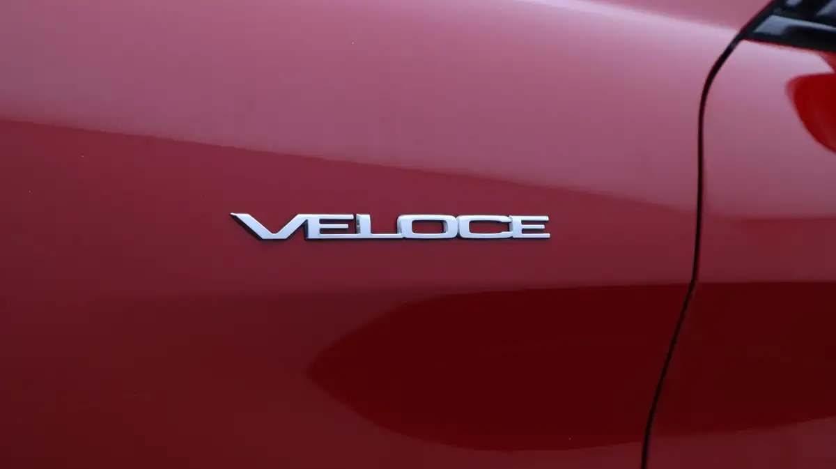 2018-alfa-romeo-giulia-20-veloce-big-20
