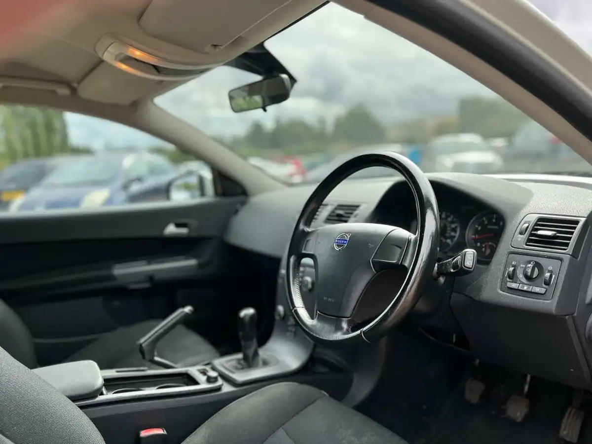 2011-volvo-c30-20-es-big-1