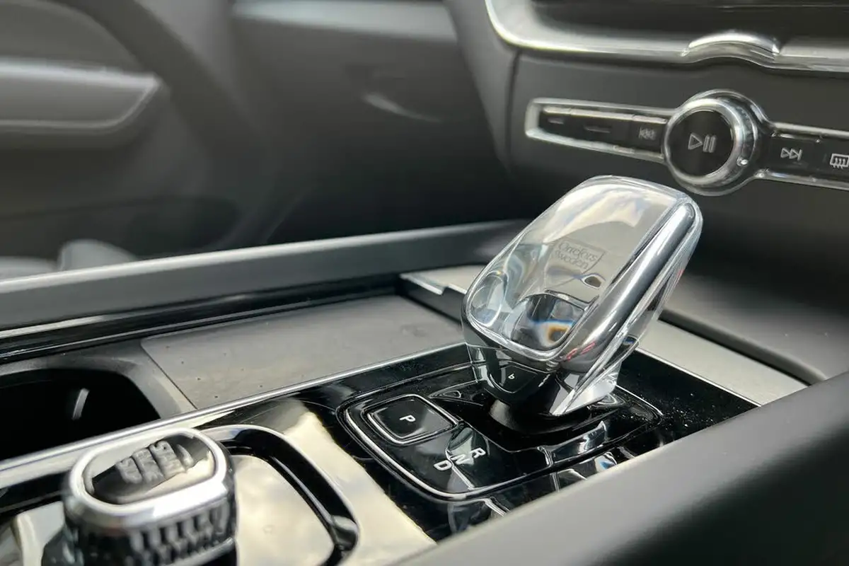 2024-volvo-xc60-20-t8-ultimate-dark-big-12