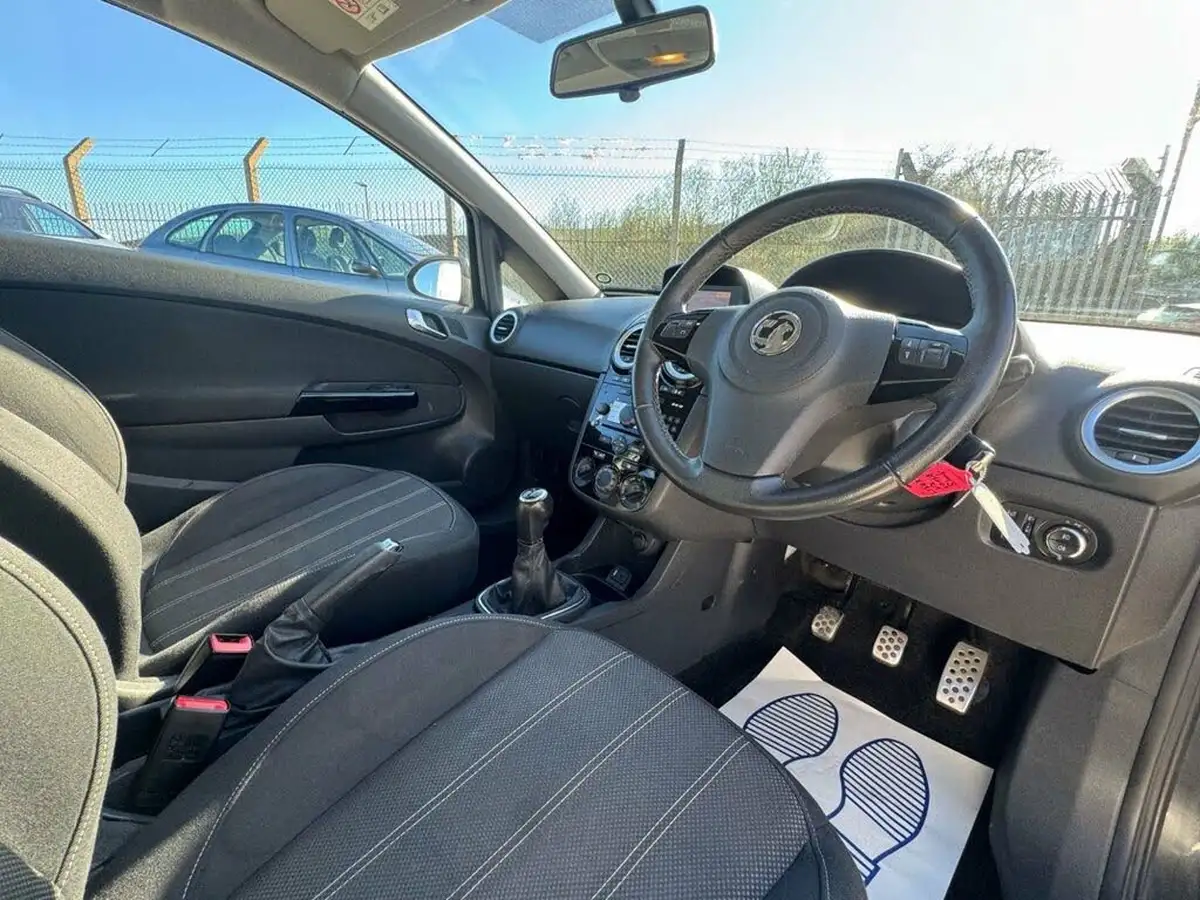 2014-vauxhall-corsa-14-black-edition-3d-big-24