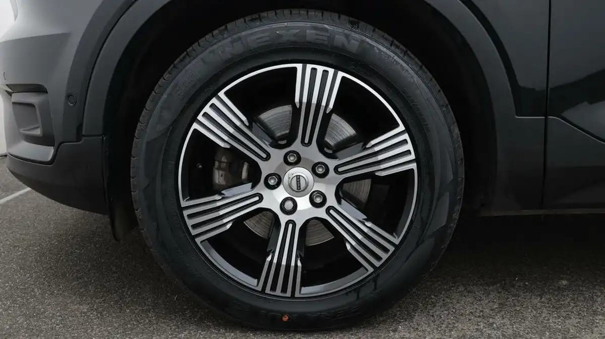 2021-volvo-xc40-20-b4-inscription-197bhp-geartronic-big-18