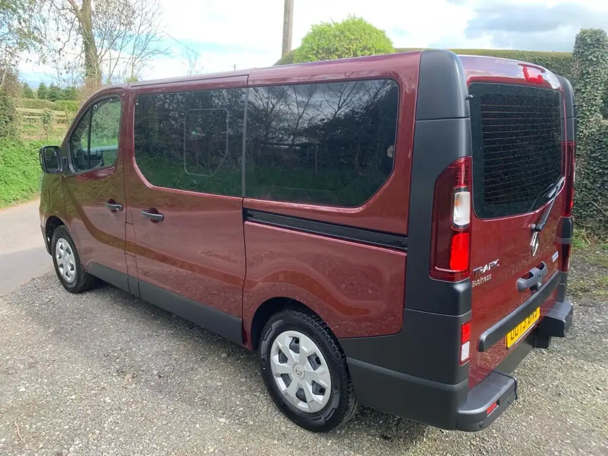 2023-renault-trafic-passenger-20-blue-dci-sl28-110-business-big-8