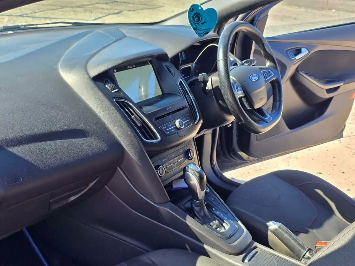 2017-ford-focus-10t-st-line-125ps-hatchback-auto-big-21
