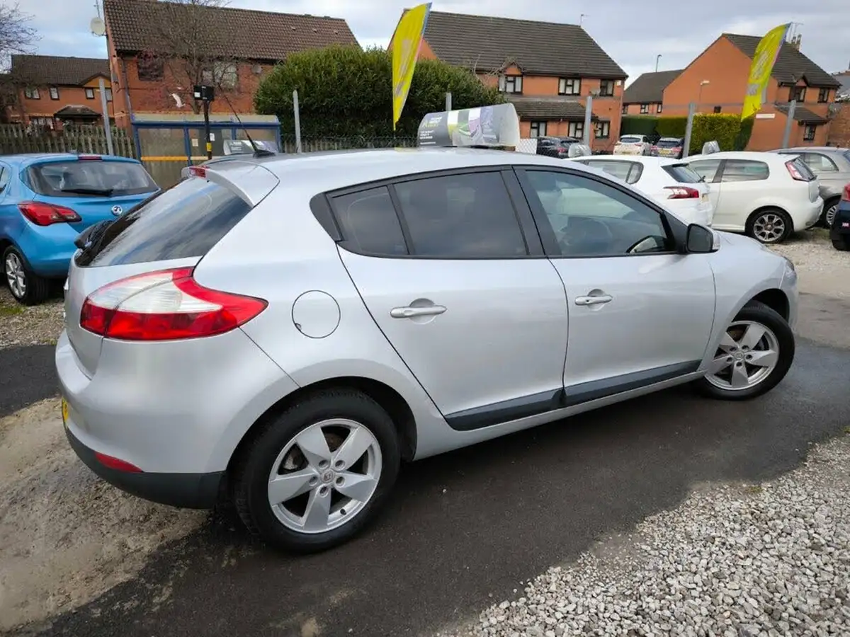 2011-renault-megane-16-dynamique-tom-tom-vvt-110-hatchback-5d-big-23