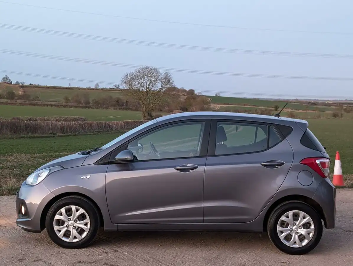 2015-hyundai-i10-10-blue-drive-se-isg-big-3