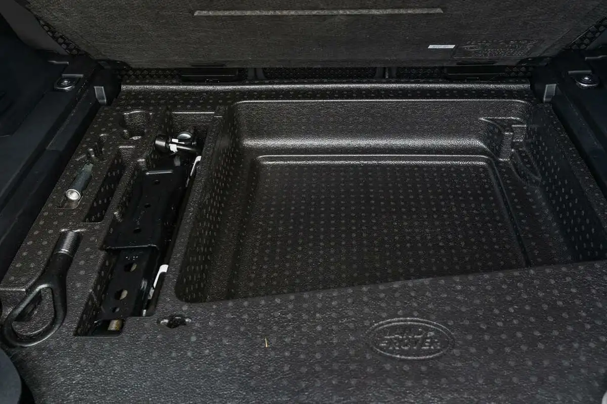 2021-land-rover-110-defender-30-d250-xs-edition-big-16