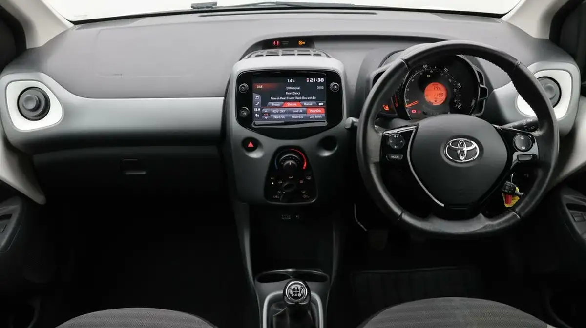 2019-toyota-aygo-10-vvt-i-x-play-big-13