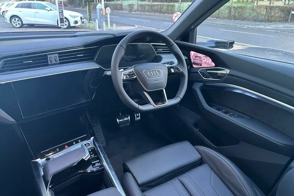 2024-audi-q8-e-tron-50e-black-edition-sportback-big-30
