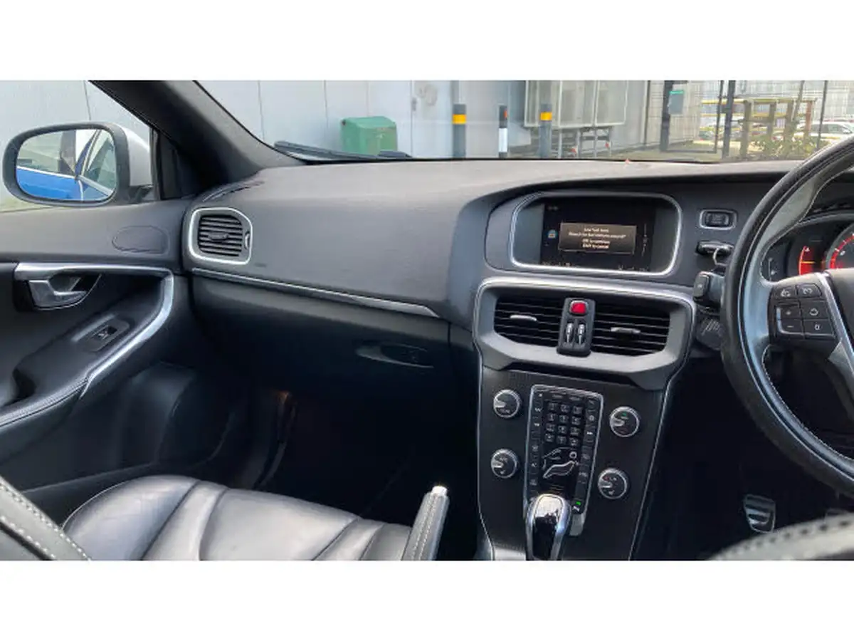 2019-volvo-v40-20-t3-r-design-edition-big-13