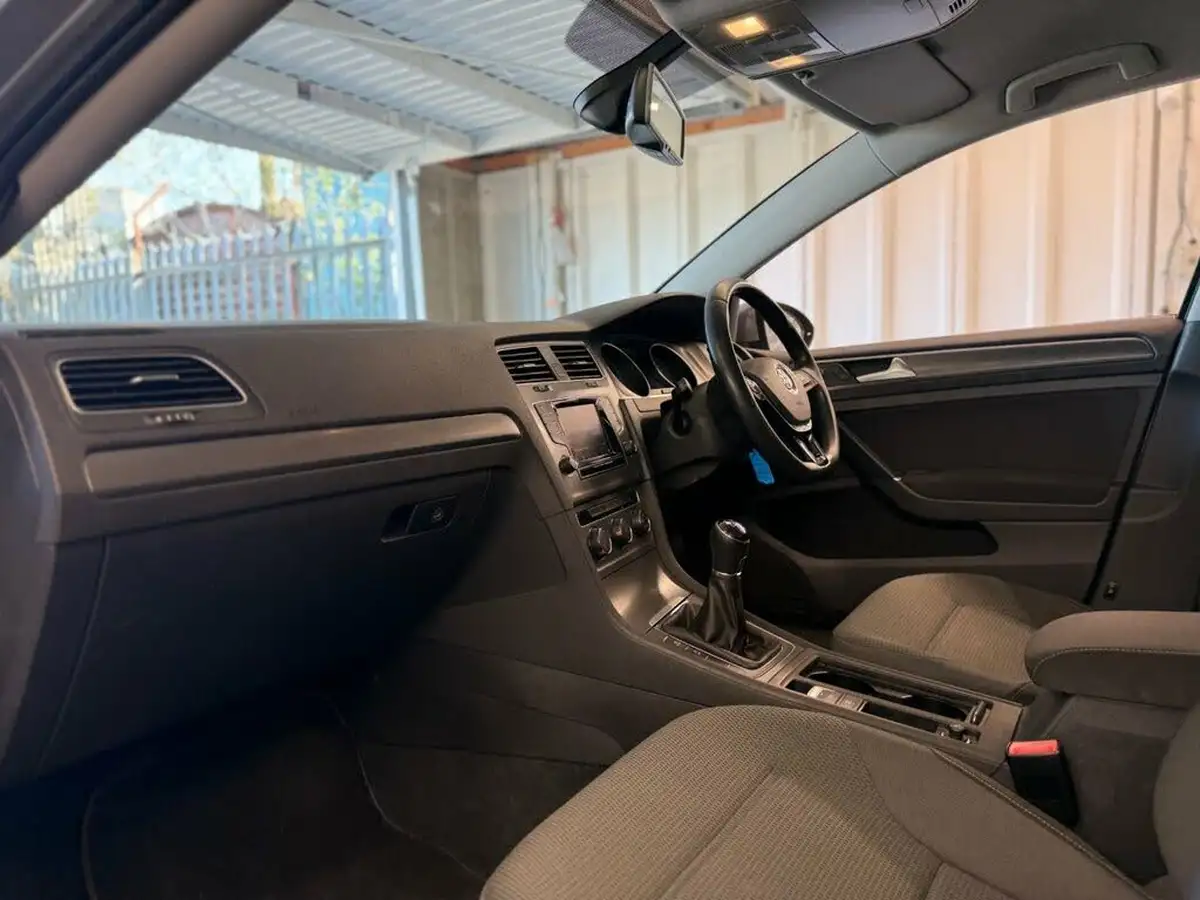 2013-volkswagen-golf-20tdi-se-ss-hatchback-5d-big-16