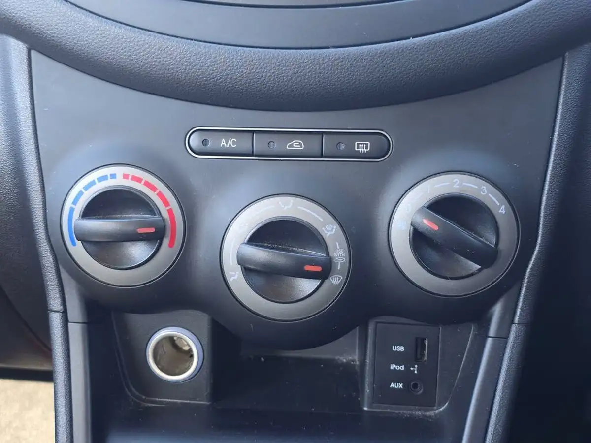 2013-hyundai-i10-12-active-auto-big-29