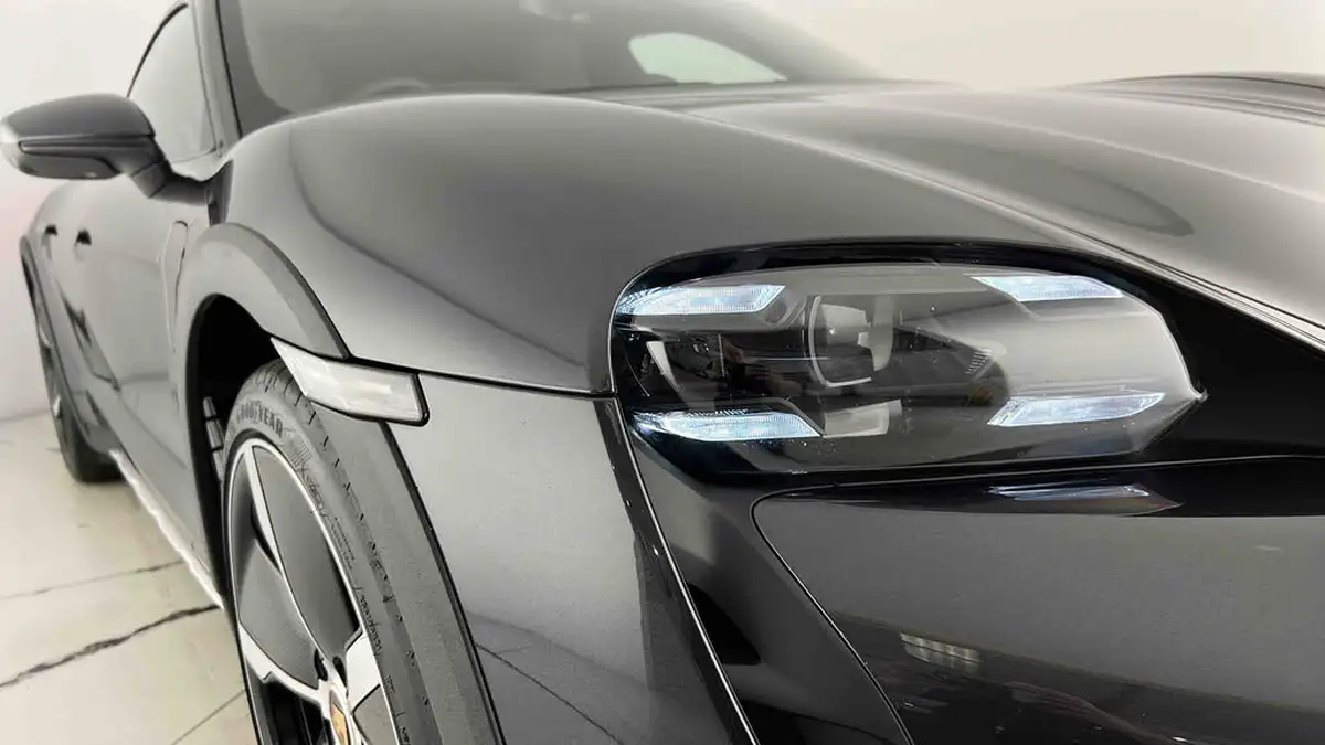 2022-porsche-taycan-e-4s-cross-turismo-big-22