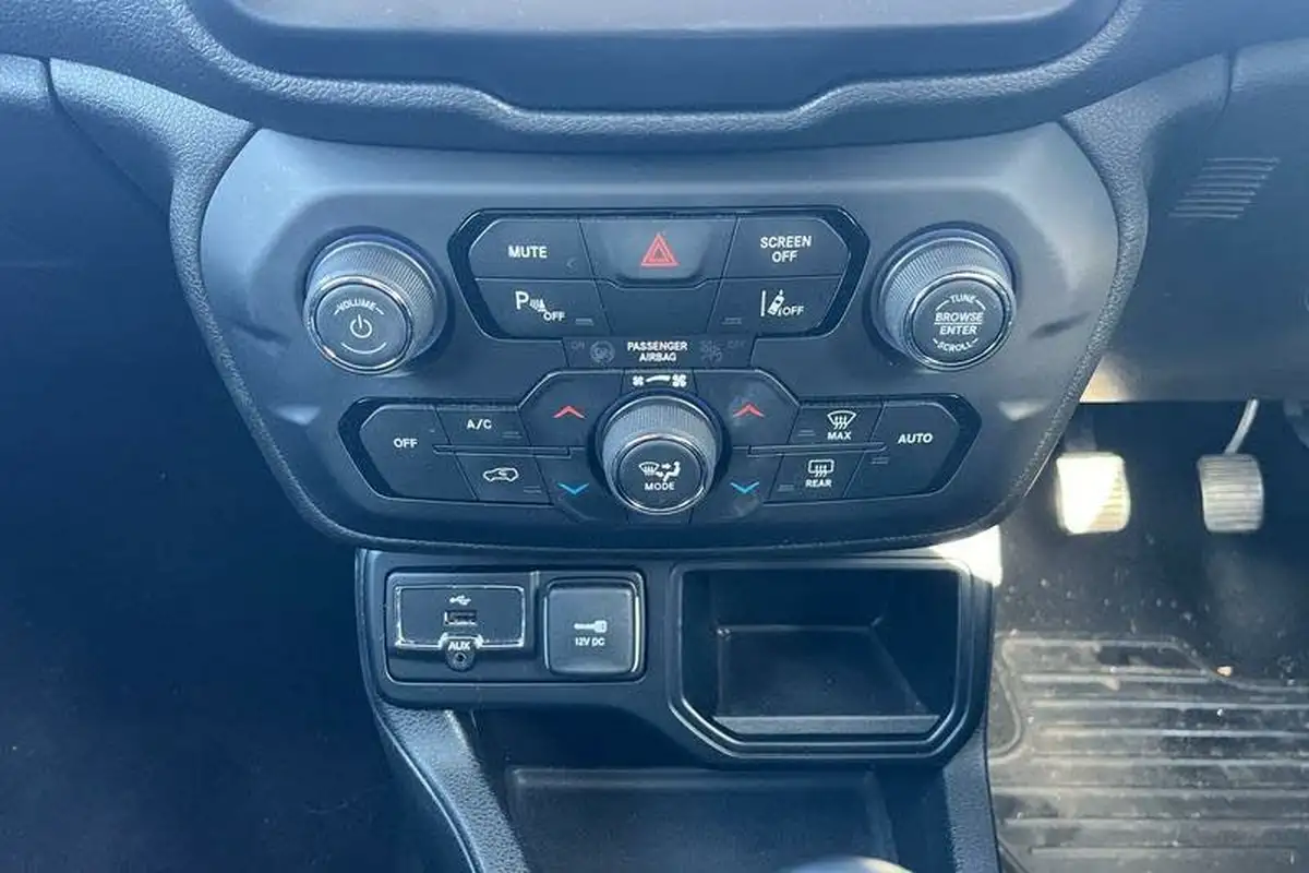 2019-jeep-renegade-10-gse-longitude-big-27