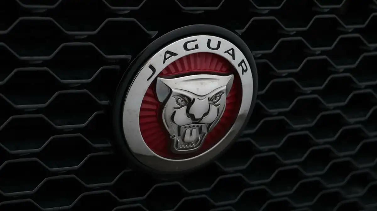 2020-jaguar-f-pace-20-i4d-chequered-flag-180ps-big-24