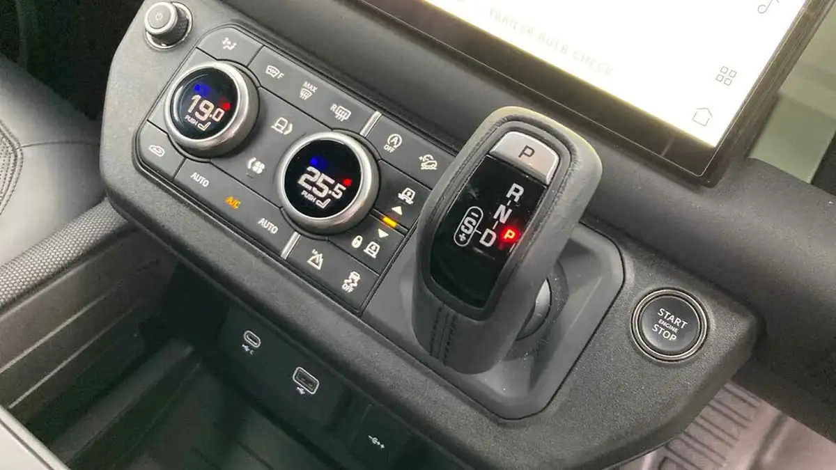 2023-land-rover-110-defender-30-d300-75th-edition-big-12