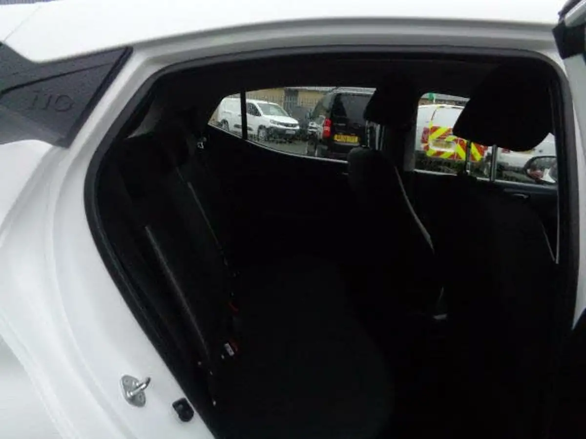 2023-hyundai-i10-10-se-big-18