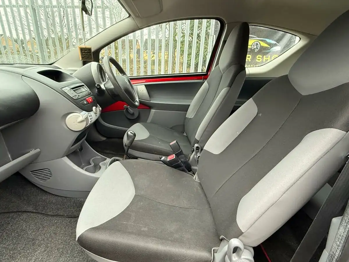 2011-peugeot-107-10-urban-lite-big-22