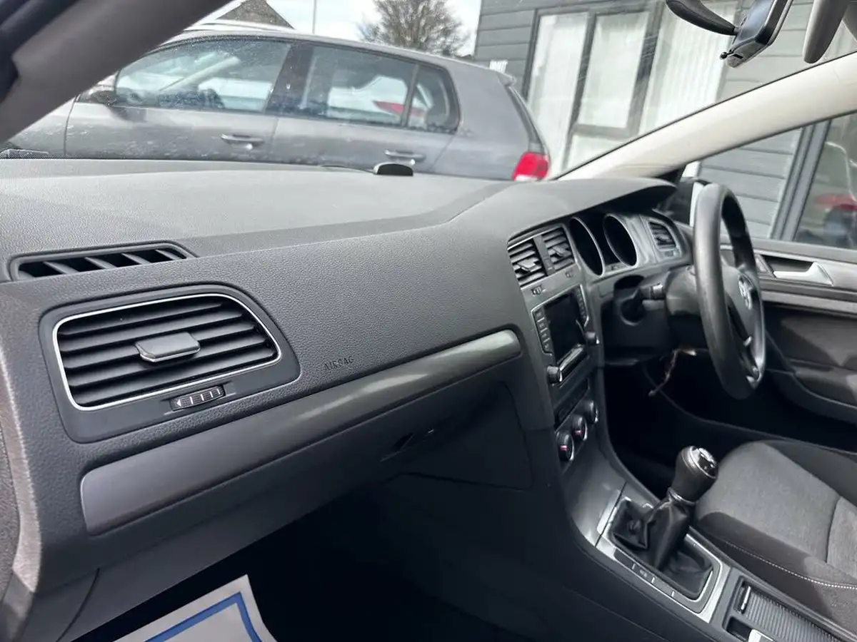 2013-volkswagen-golf-16tdi-s-ss-hatchback-5d-big-21