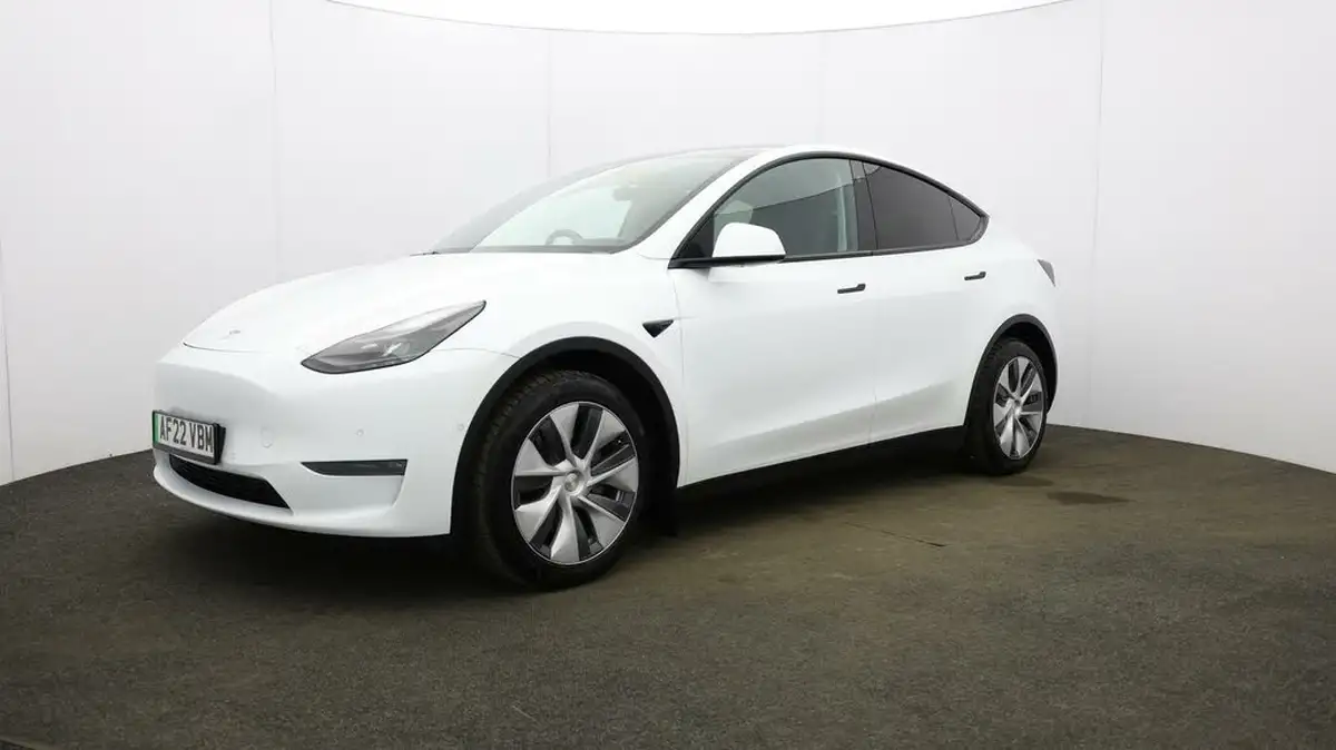 2022-tesla-model-y-e-long-range-big-28