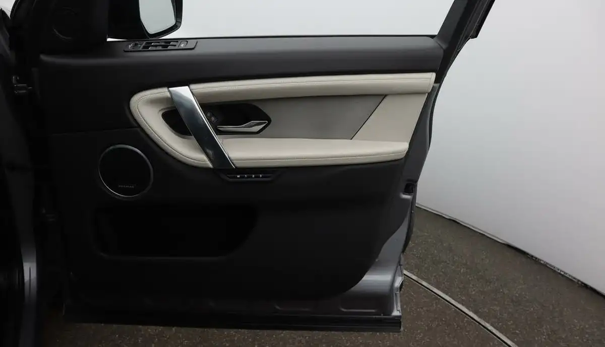 2021-land-rover-discovery-sport-15-p300e-r-dynamic-hse-big-15