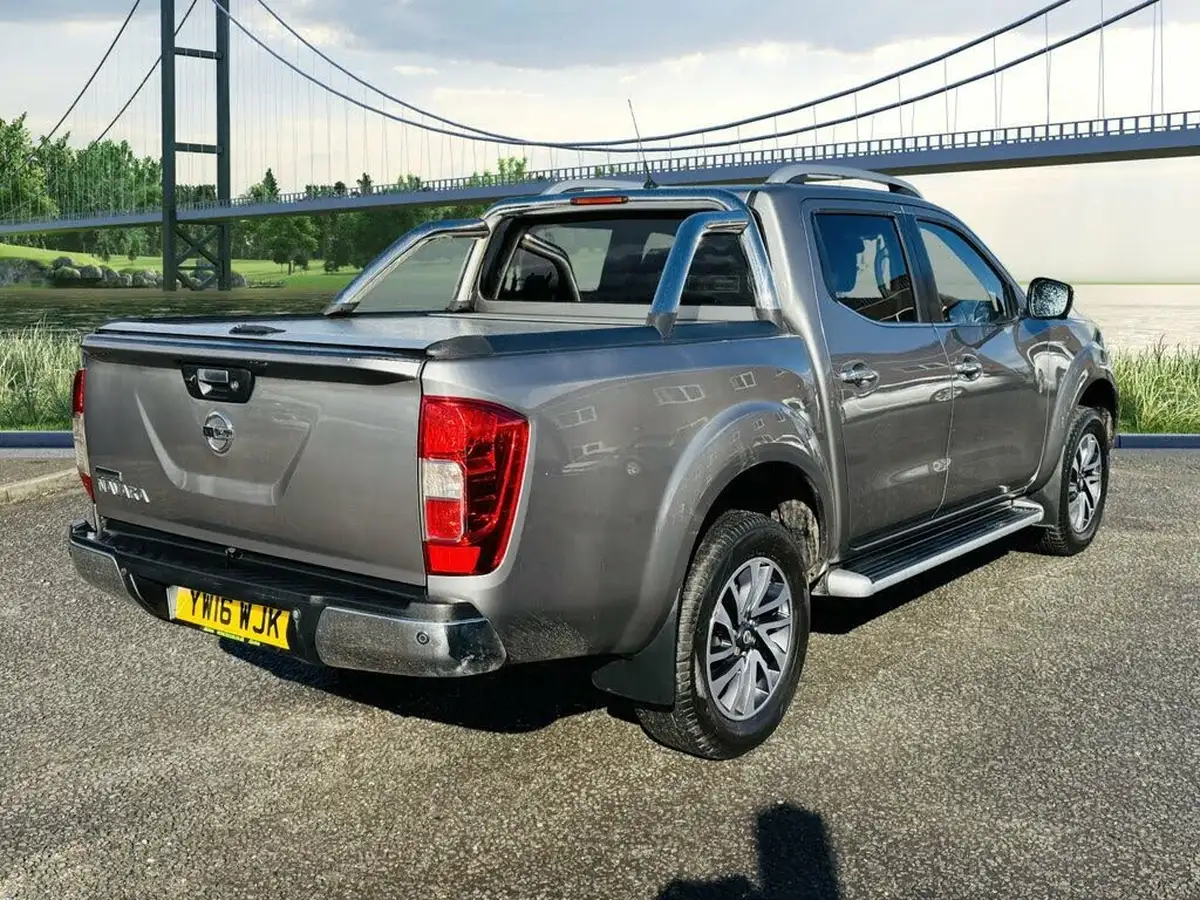 2016-nissan-np300-navara-23dci-tekna-auto-big-3