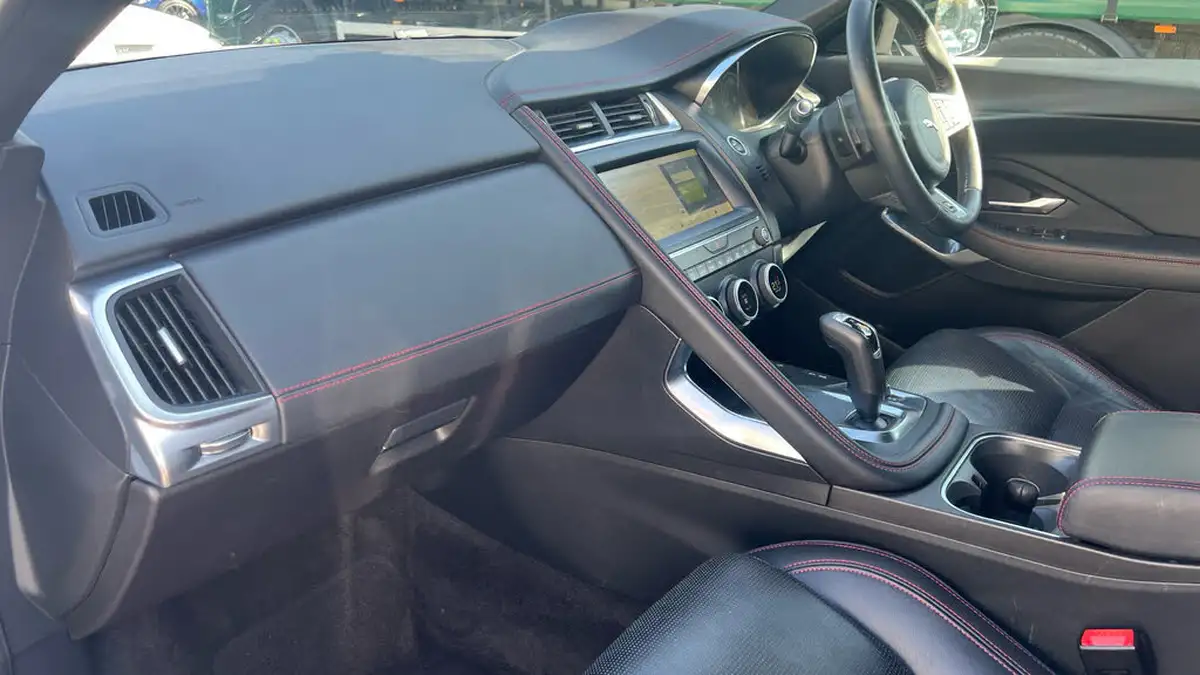 2020-jaguar-e-pace-20-i4d-chequered-flag-180ps-big-22