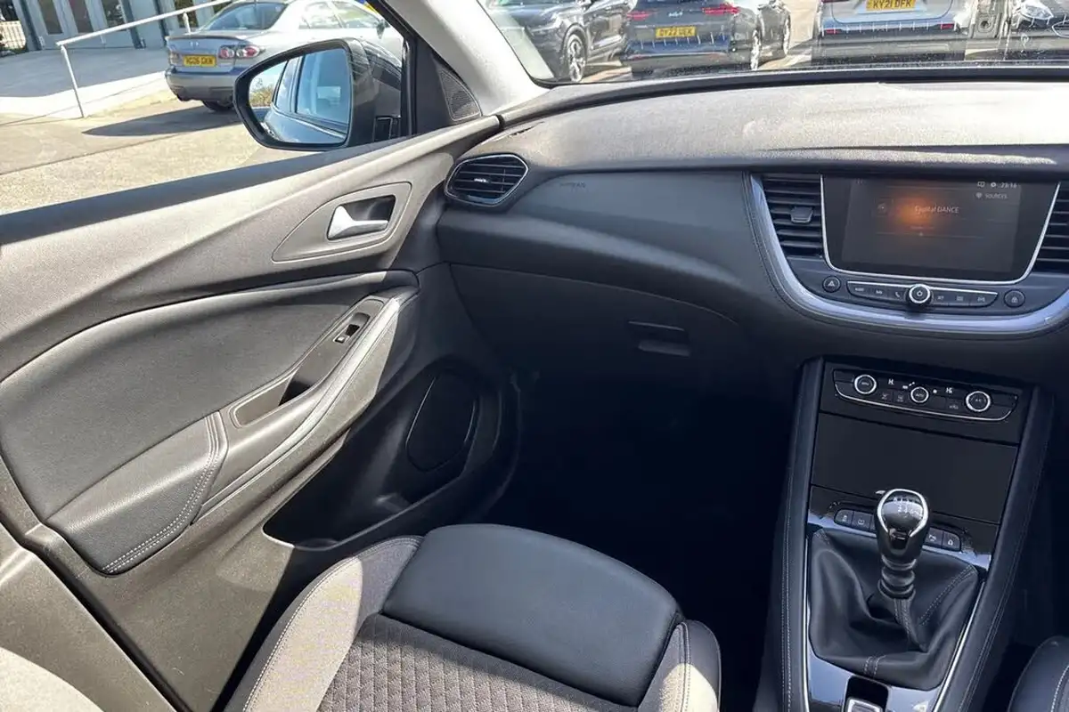 2020-vauxhall-grandland-x-12-sri-nav-big-19