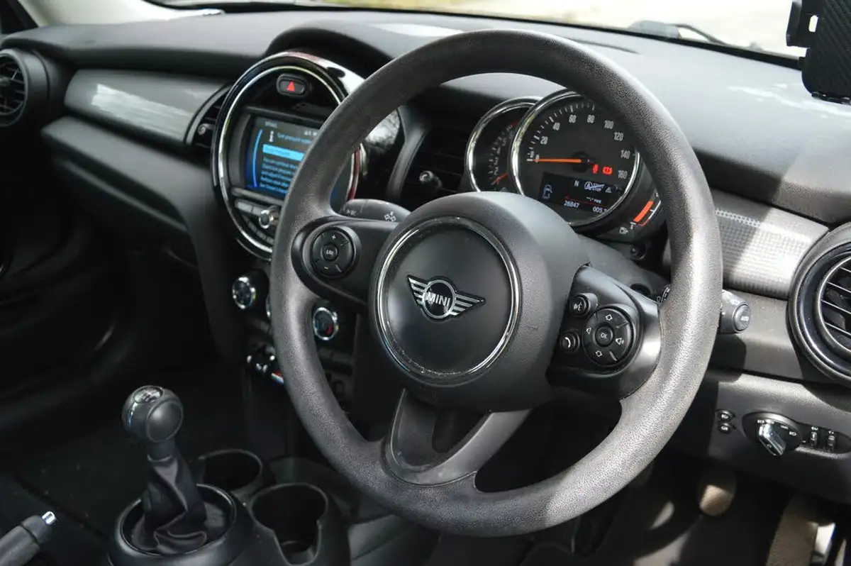 2018-mini-cooper-15-cooper-classic-ss-hatchback-3d-big-5