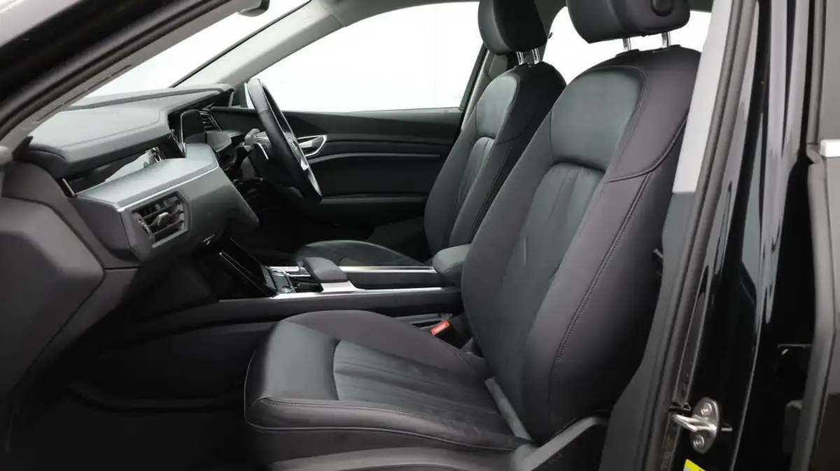 2021-audi-e-tron-55e-technik-station-wagon-big-14