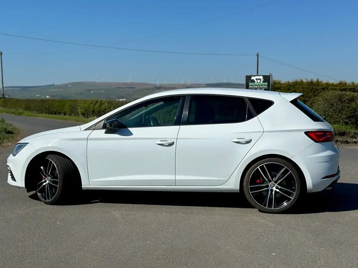 2017-seat-leon-20-tsi-cupra-300-hatchback-5d-big-2