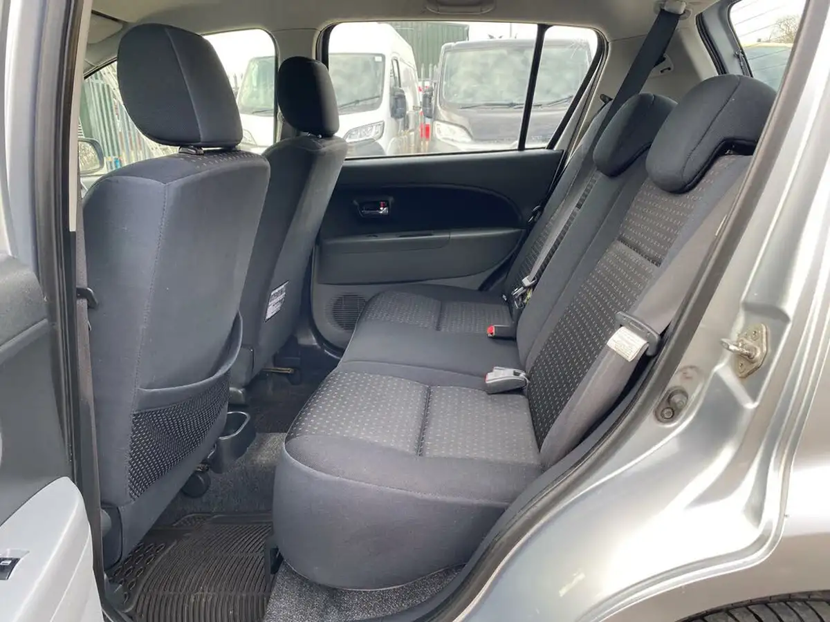 2009-daihatsu-sirion-13-se-auto-big-35
