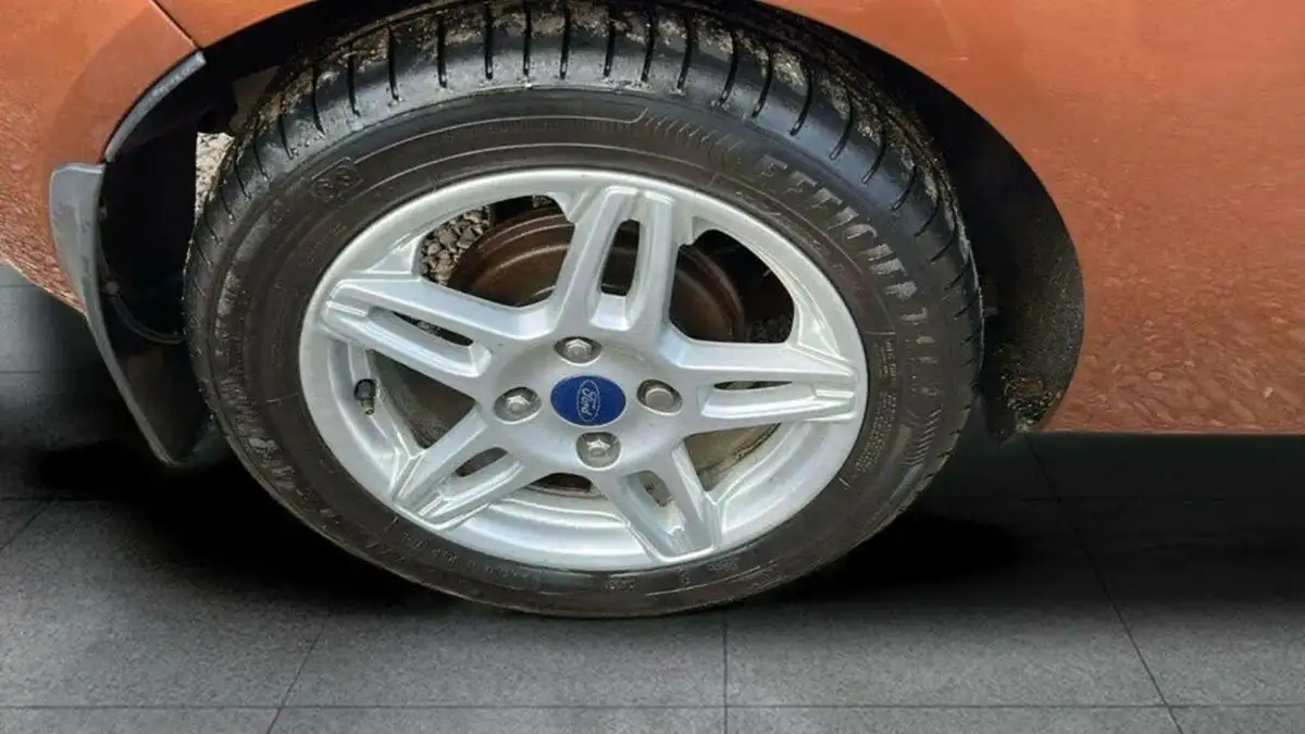 2013-ford-fiesta-10-zetec-100ps-ecoboost-ss-3d-big-29