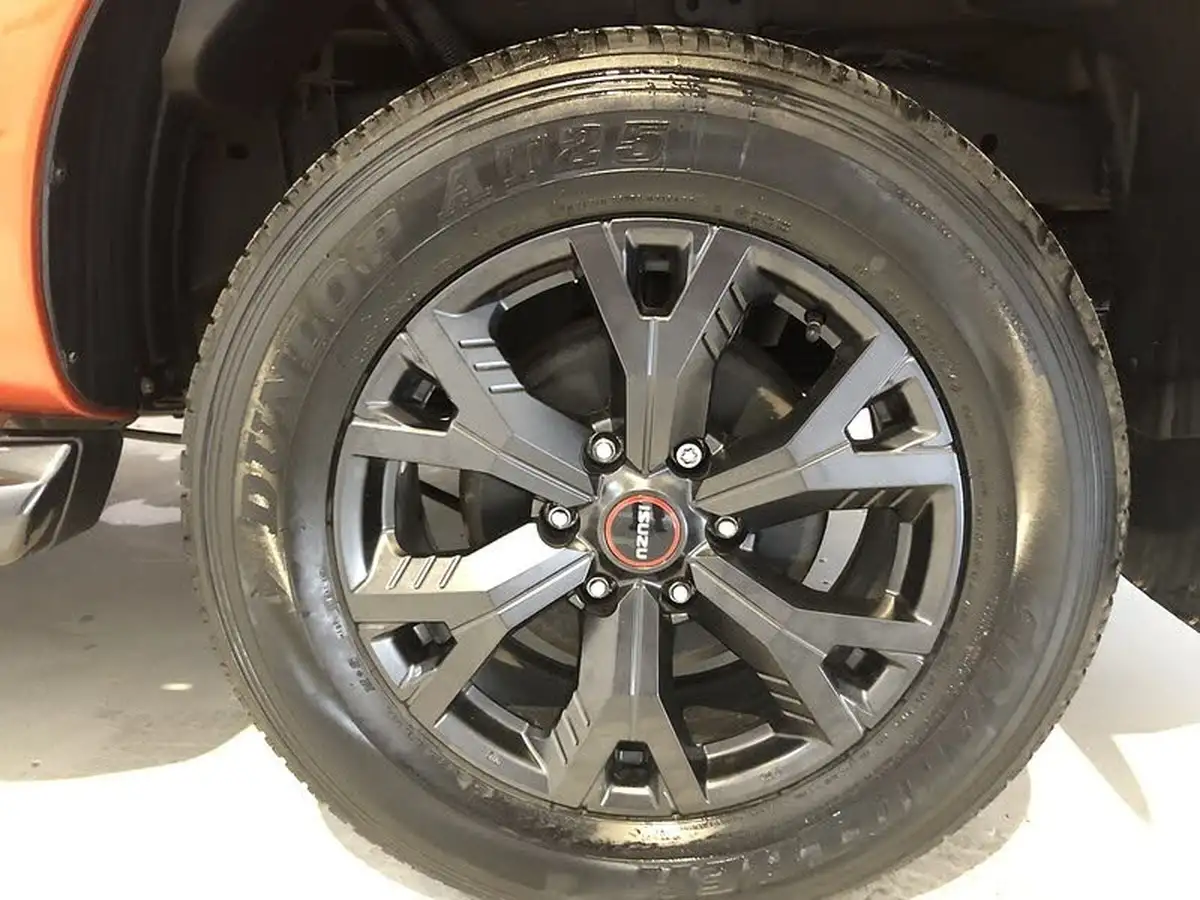 2024-isuzu-d-max-19td-v-cross-steel-edition-auto-big-10