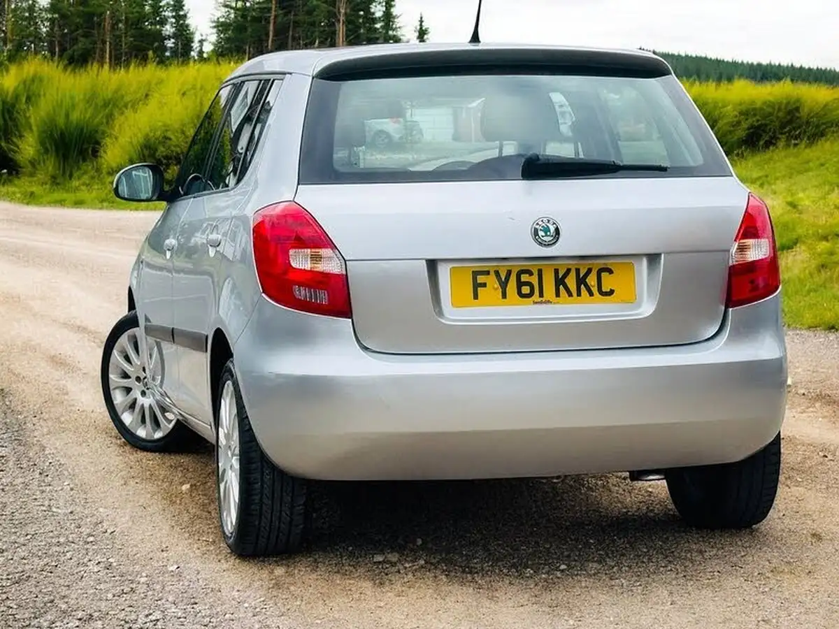 2011-skoda-fabia-12-elegance-12v-70bhp-hatchback-1198cc-big-16