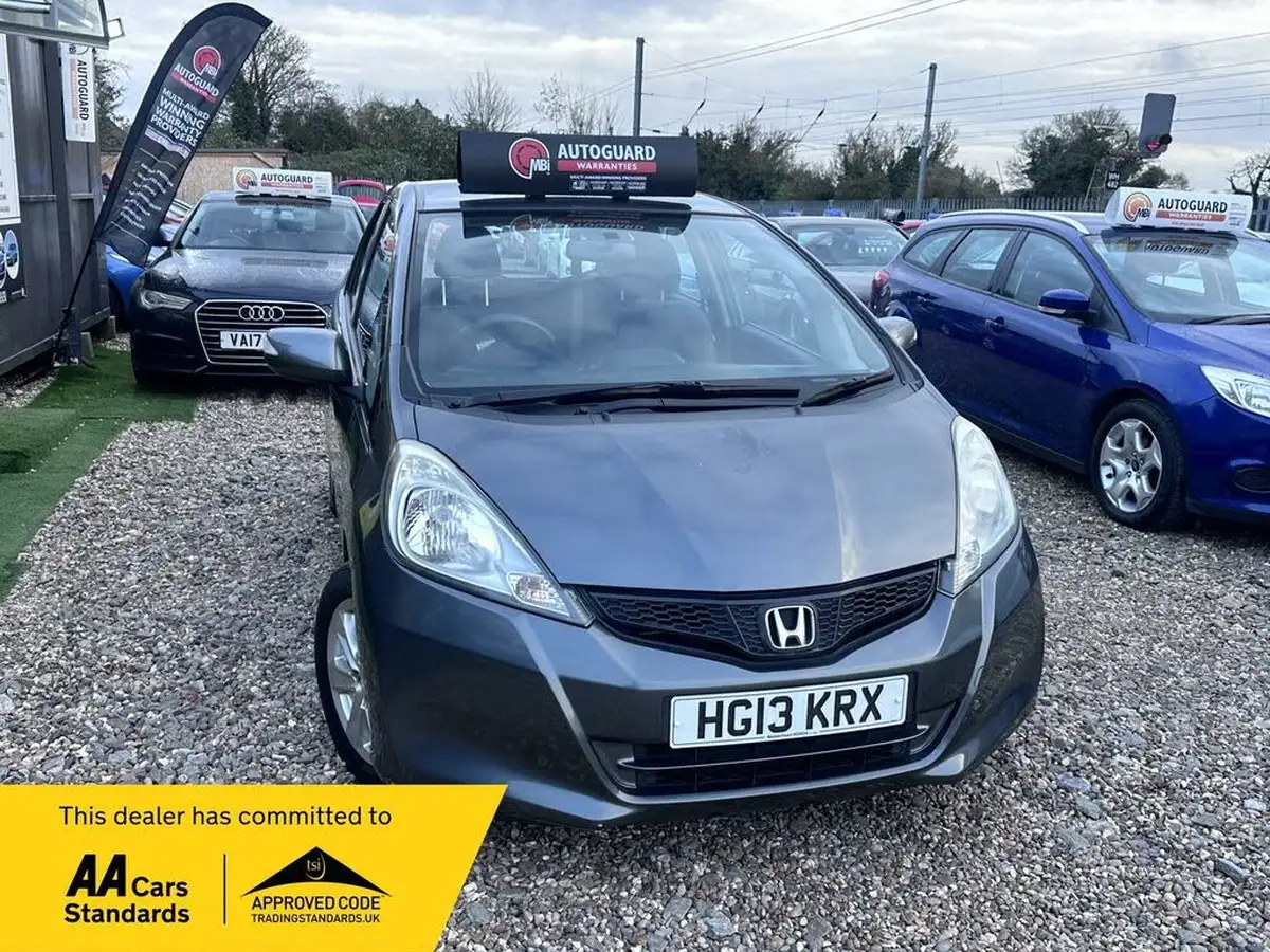 2013-honda-jazz-14-es-cvt-big-0